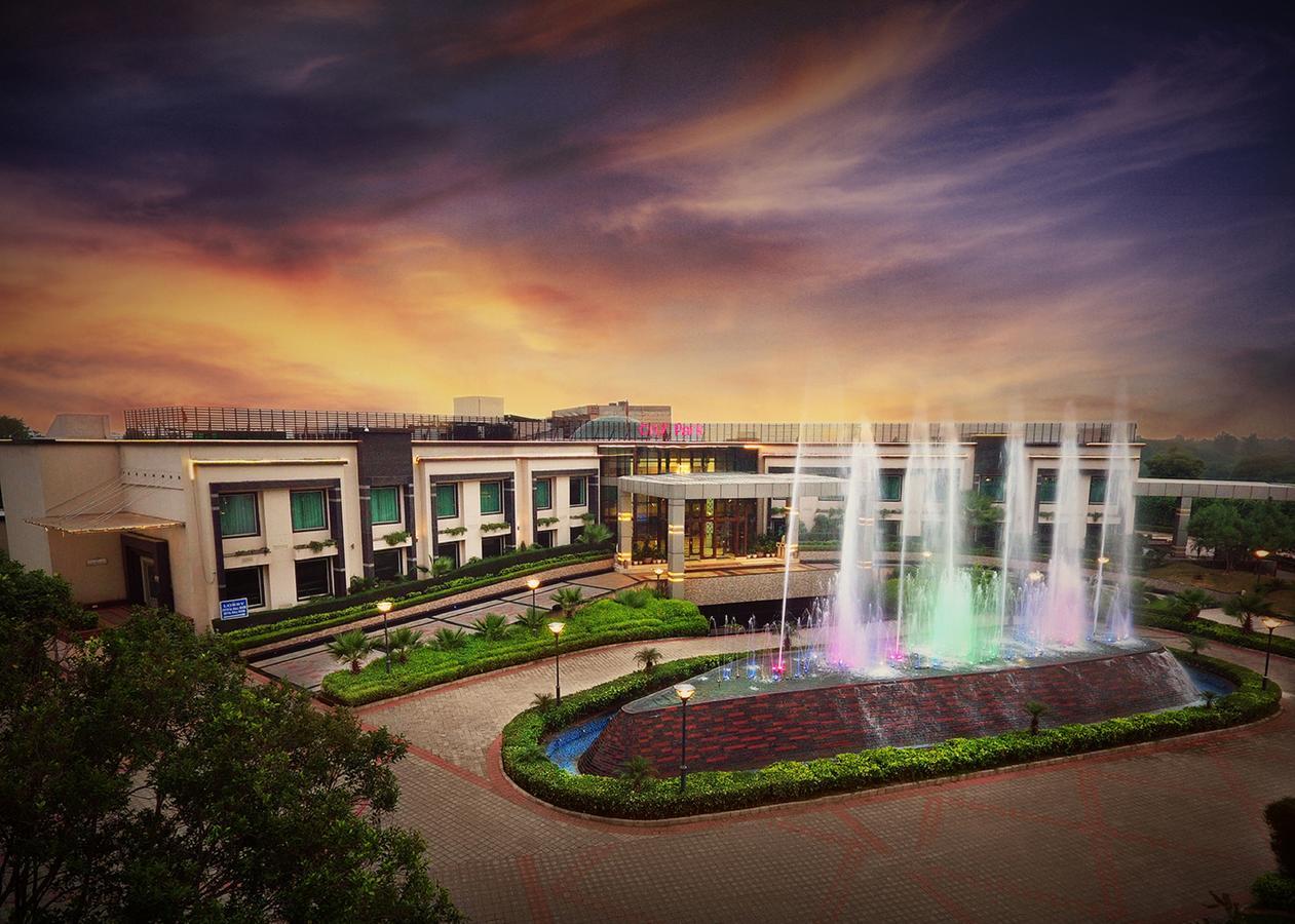 City Park Resort Bahādurgarh エクステリア 写真