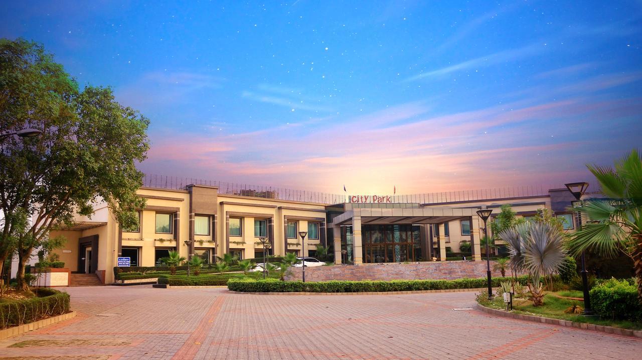 City Park Resort Bahādurgarh エクステリア 写真